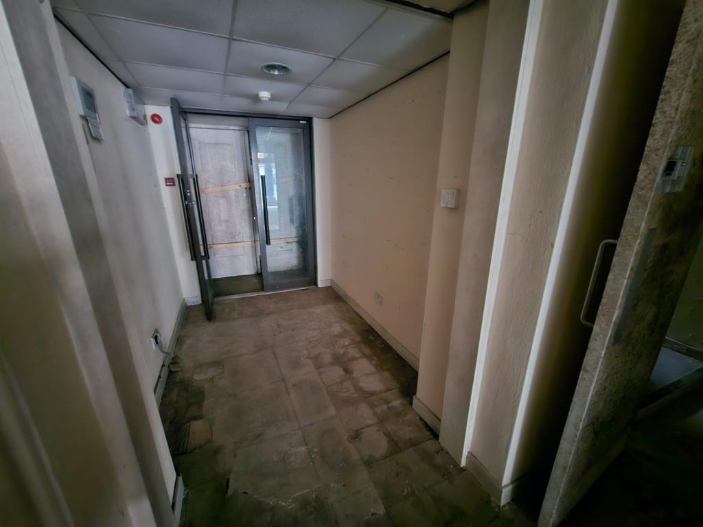 Lot: 68 - VACANT DOUBLE FRONTED SHOP UNIT FOR IMPROVEMENT - 